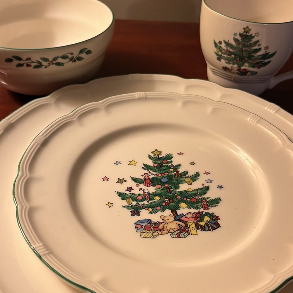 Nikko “Holiday Greetings” China Place Setting 🎄. New with tags! - Picture 2 of 5